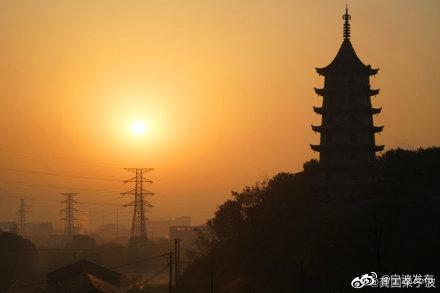 「光明网」开往春天的火车，穿梭油菜花田美