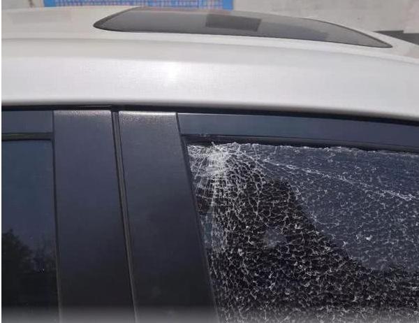 忘带车钥匙怎么办？傻人才砸车窗，聪明人有绝招