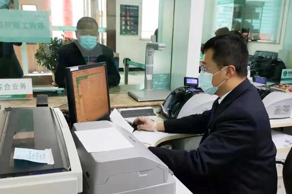 业务|屯留农商行：行长纷纷当柜员 服务客户献良言