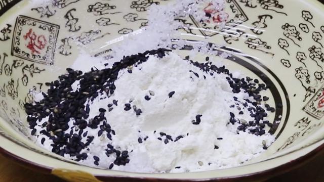 冬天发面太简单，教你一招，10分钟发满盆，包子馒头蓬松暄软香