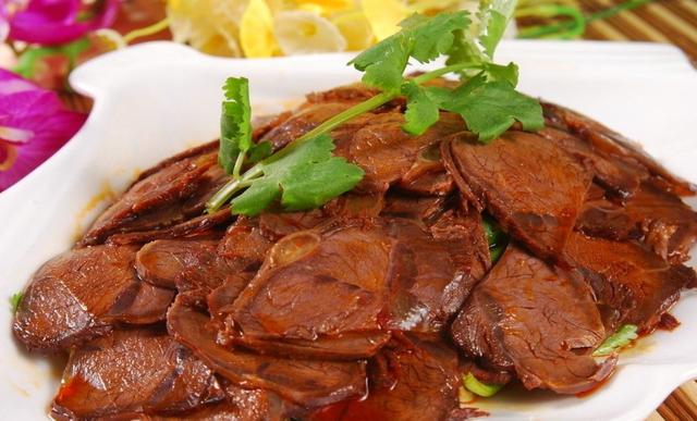 五香卤牛肉怎么做？比例和配方告诉你，牛肉红润油亮，酥烂鲜香