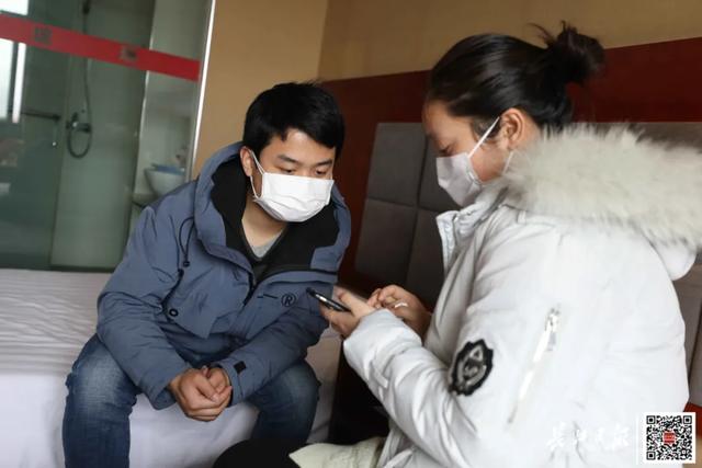 「你的育儿经」感染新冠肺炎的孕妈妈产女23天后，一家三口终于团聚了
