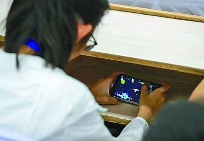 “我控制不住自己玩手机，你们生个更好的吧！”男孩崩溃欲轻生