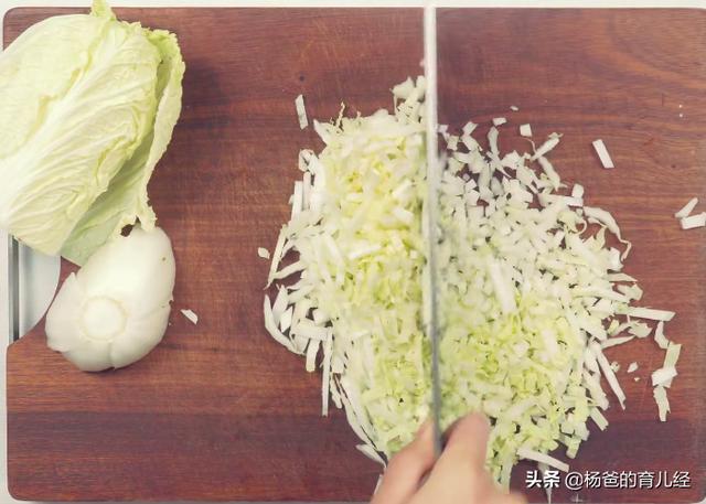 猪肉和白菜的美味新吃法，搭配油豆腐，鲜香又营养，孩子特爱吃