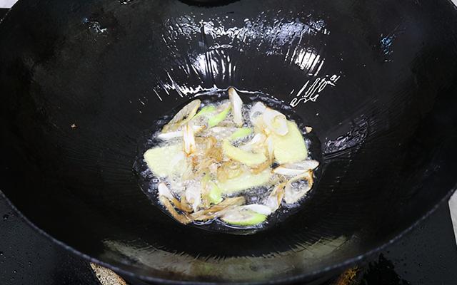 白灼大虾吃腻了，试试这道蒜香茄汁虾，酸甜适口，Q弹入味很好吃