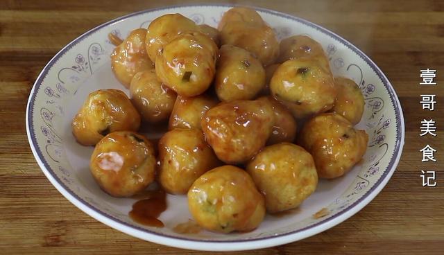 豆腐我家从不红烧，简单一压一搅，出锅太香了，上桌连汤汁都不剩