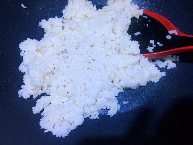 在家自制锅巴，做法很简单，咬一口又香又脆，全家都爱吃