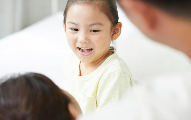 「超级宝妈」孩子玩手机上瘾？不用打骂，抓住根本原因，让孩子慢慢放下手机