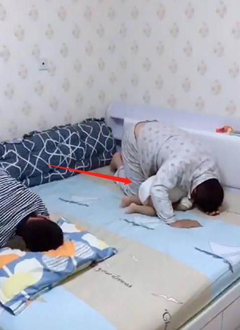 【超级宝妈】父子三人犯错后“罚跪”, 小宝的动作成亮点, 网友: 真正的萌翻了