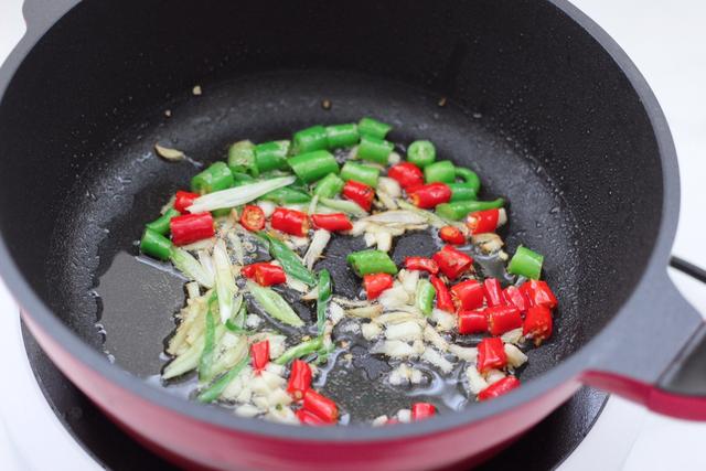 在家自制麻辣香锅，20元有虾有肉随便吃，味道不比外面差，真香