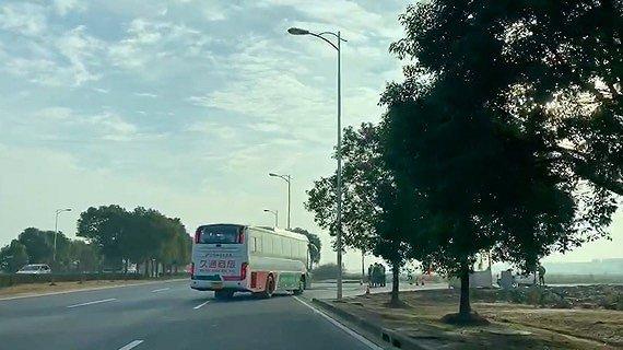 「新闻晨报」申晨间｜直击上海特斯拉复工首日：单人座大巴运送员工入厂，安保防疫升级