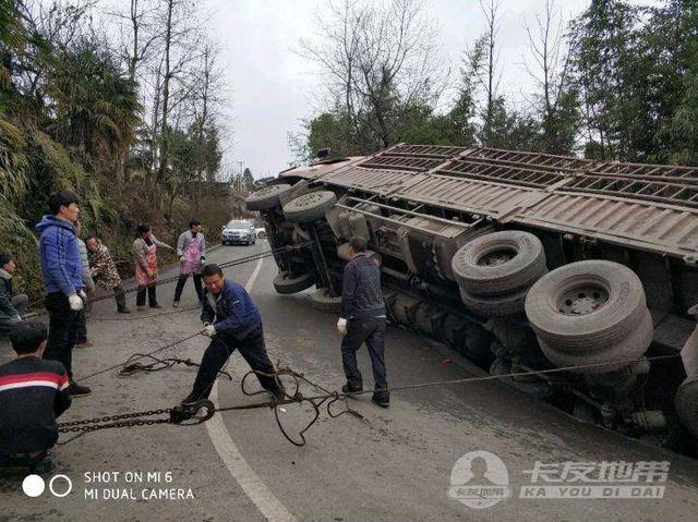 小车高速别大车，是自找死路的行为！