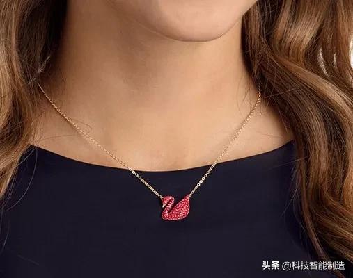 时尚探究社施华洛世奇火了125年的奢侈品牌，人造玻璃，价格却堪比天然水晶