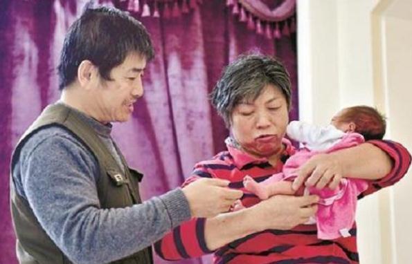 「超级宝妈」40岁高龄孕妈怀二胎，婆婆说肚里的娃死了才好，分娩后感谢婆婆
