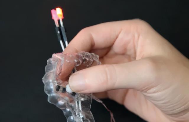 戴上这个神奇牙套，舌头就能当鼠标