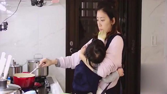 超级宝妈|产床上,已经破水的孕妇带着大宝生产,这种为母则刚真有必要吗?