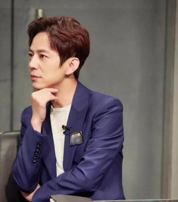 fun娱乐|何炅弯腰给新人让镜头:你的用心良苦,要有人懂才有价值