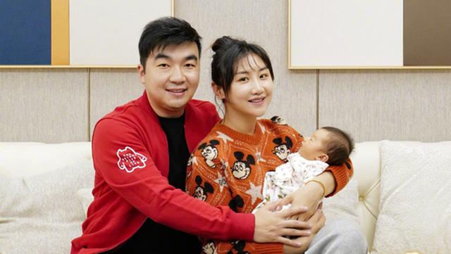 『超级宝妈』有种“幸运”叫何雯娜女儿，专挑父母优点长，长相酷似“洋娃娃”