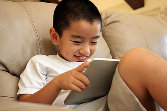 超级宝妈:孩子爱玩手机?家长可以试试这2个方法,帮孩子戒掉“手机瘾”