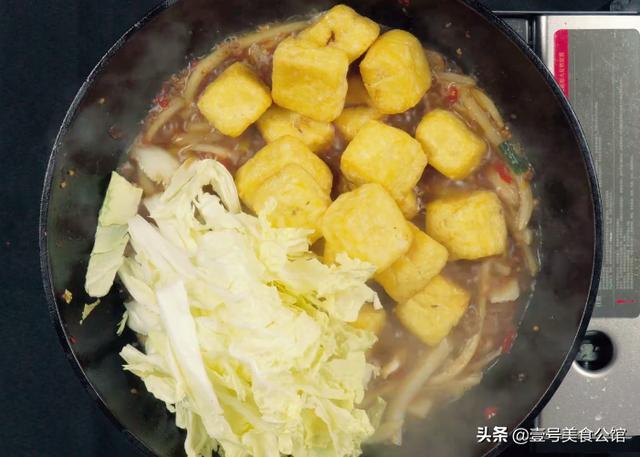 鲜香味美的油豆腐炖白菜，简单营养又解馋，冬日里不错的家常菜