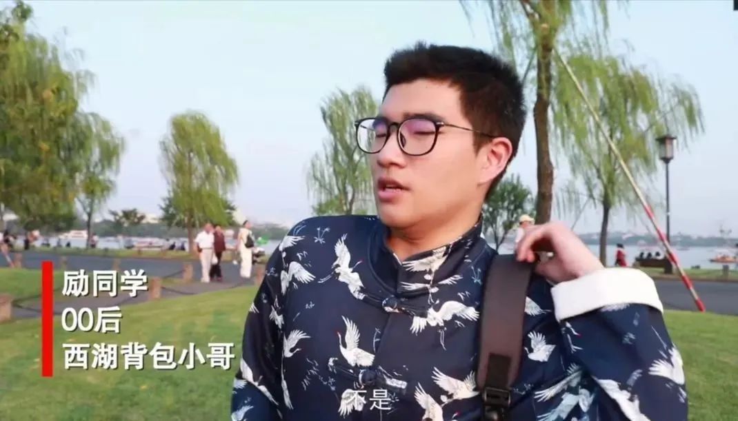 暖先生格调■父母被隔离，8岁男孩刷爆信用卡：孩子不懂钱，是一个家庭的悲剧