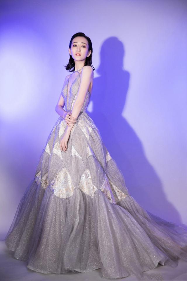 能驾驭烈焰红唇，也能素颜以对，王鸥的时尚感告诉你为何她是品牌的宠儿|影视交流地