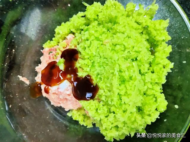 炸萝卜丸子，不加水不加面粉，教您1个简单方法，鲜香酥脆吃不腻