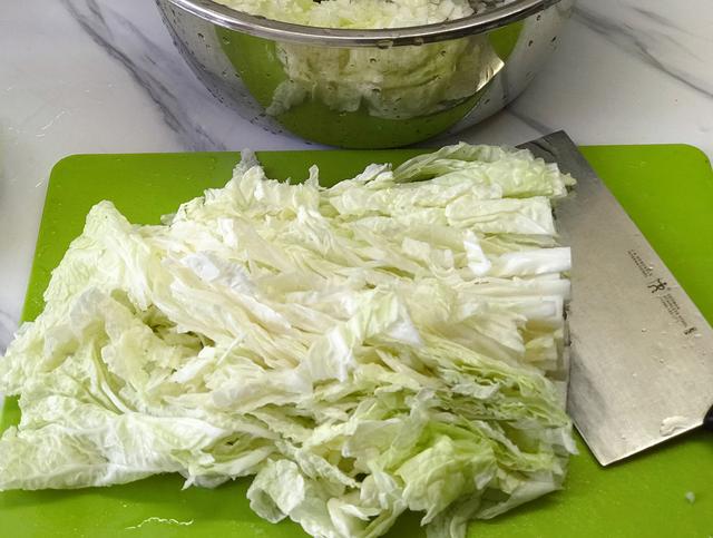 好吃不如饺子，朴素的猪肉白菜煎饺，酥脆鲜香，带给你家的味道