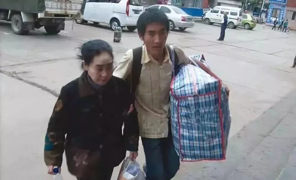 「暖先生格调」四岁丧父住猪圈,背着疯娘上大学:读书,才是世上最好走的路