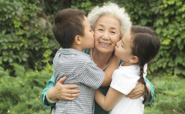 「超级宝妈」孩子的颜值由哪些因素决定？除了父母遗传，还有这两点不容忽视