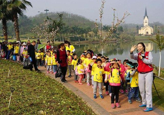 「超级宝妈」幼儿园放学，孩子反复哼唱一首“儿歌”，妈妈听清后找老师算账