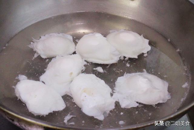 煮荷包蛋，最忌直接下锅煮，大厨教您一招，一锅出都不散，真厉害