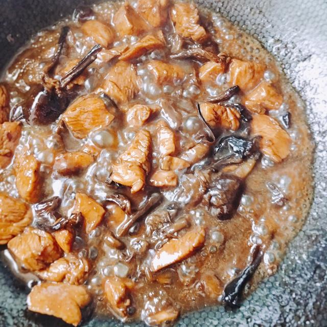 自制红烧鸡块，堪称简易版的小鸡炖蘑菇，味道很好，全家都爱吃