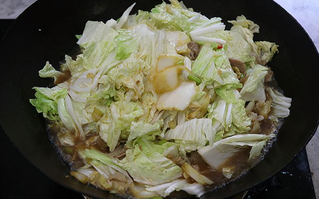 天越冷越爱一锅白菜猪肉炖粉条，有荤有素，热气腾腾，简单又家常