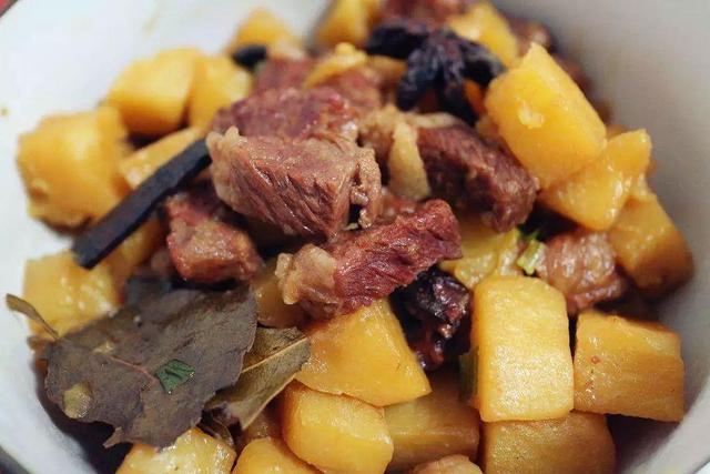 天冷了，家人就喜欢这道炖菜，简单易做又营养美味，暖胃且暖心