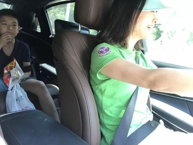 「超级宝妈」小蛛丝成功混入辣妈界轻松带娃