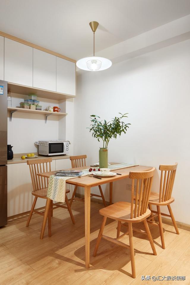 看来看去还是白色搭木色的装修最舒服耐看，初看不惊艳越看越喜欢