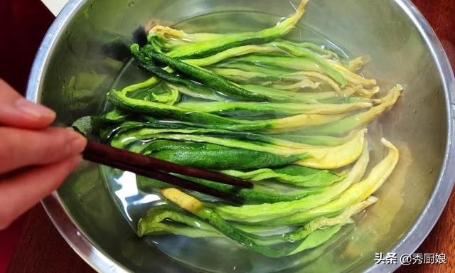 冬天，遇到此菜别手软，买上30斤，晒干腌起来，随吃随取特省事