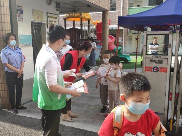 [光明网]长沙幼儿园的新礼仪：孩子一桌两人就餐，家长园外有序排队