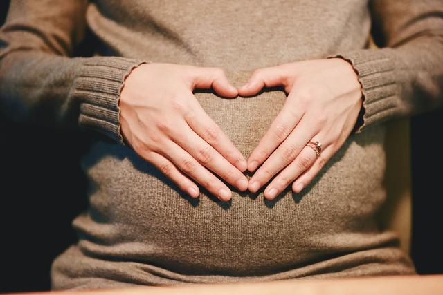 你的育儿经：孕晚期，胎宝宝头朝下晕眩难受吗？为了见妈妈，胎儿其实很努力