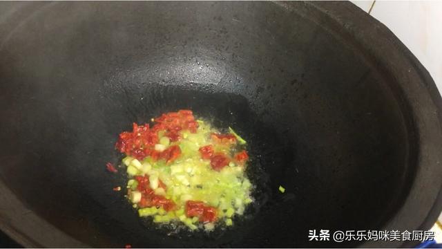 秋冬腌的酸菜过酸怎么办？记住“1泡2淘3炒”，家人爱吃