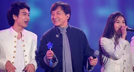 选秀鼻祖“快乐女声”举办已16年，2004那年夏天的“超女”，一个过气，一个消失匿迹电影工厂