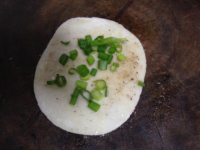 懒人版葱花饼做法，饺子皮就能轻松搞定，酥脆松软，比买的好吃