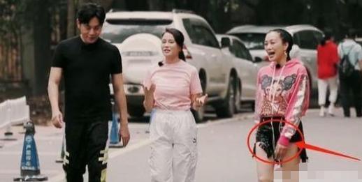 流年不诉|钟丽缇身穿10厘米短裤做客伊能静家，有谁注意秦昊的表情？很真实