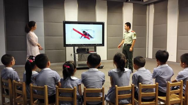 #超级宝妈#家中电器起火，6岁男孩淡定报警求救，消防员：自救技能给满分