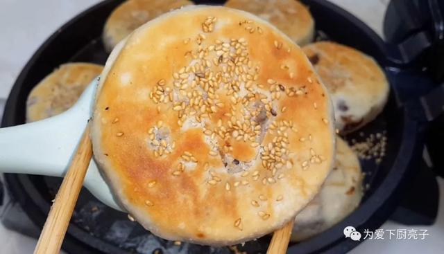 烧饼这做法才简单，加半碗芝麻，比买的还好吃，咬一口就香酥掉渣