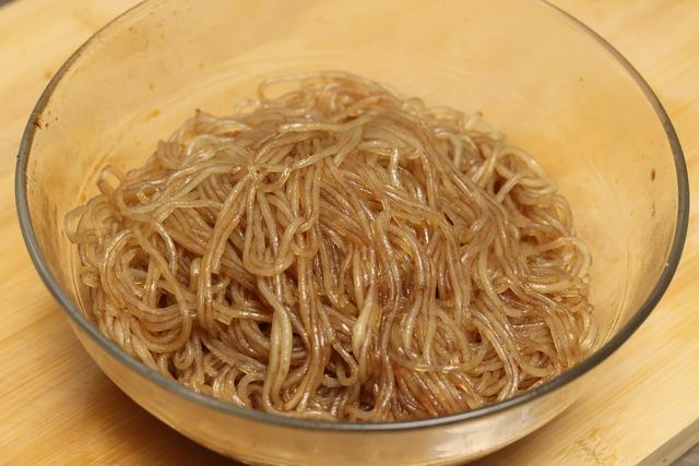 粉条一炒就成坨？不要只会焯水，记住3点，粉条不坨不粘还入味