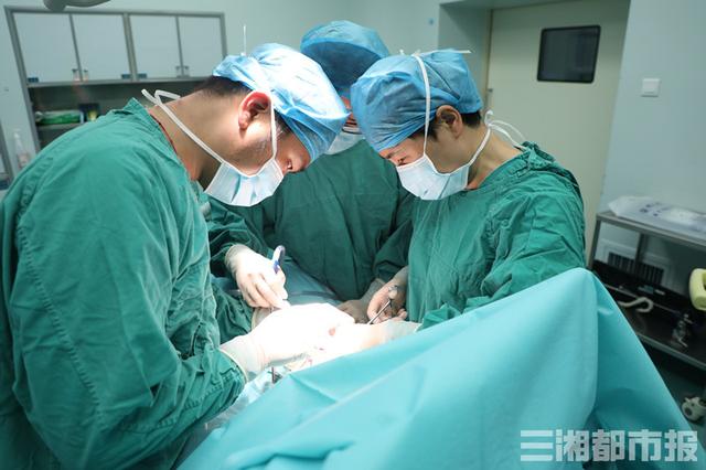 「新湖南」1岁半宝宝肚子大“胀气”?原是肚中有个3斤重肿瘤