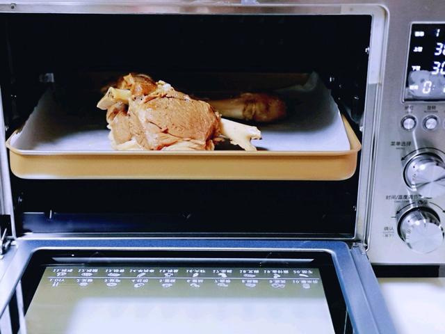 冬日小确幸美食，在家烤羊腿，外焦里嫩口感好，还能滋补身体