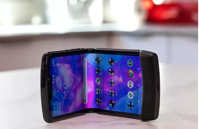 环球网：报道称摩托罗拉Razr的屏幕正好在折叠铰链处脱落